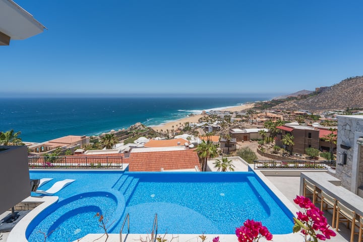 La Maraca villa infinity pool with ocean and beach view